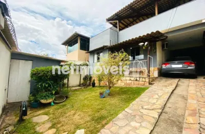 Casa reformada, jardim, terraço com espaço gourmet completo, e vista pro pôr do sol. avalia permuta!