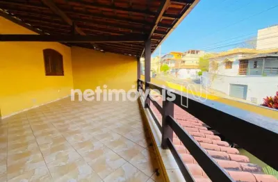 Casa 4 quartos, suíte, varandão, terraço, aceita financiamento, reformada, 3 vagas e quintal.