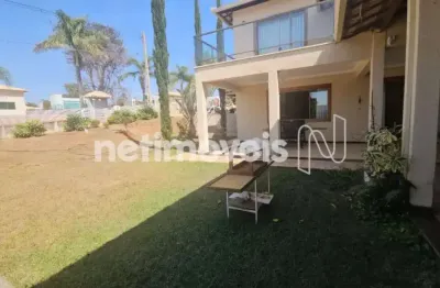 A casa conta com uma ampla área gourmet, totalmente equipada com móveis planejados.