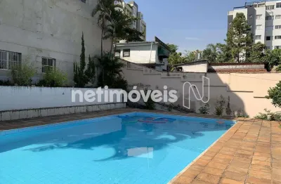 Casa espaçosa de 364 m²; e lojas comerciais totalizando 283 m²;