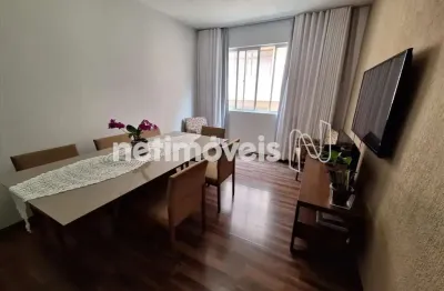 Espaçoso apartamento no buritis, com sala ampla, 3 quartos, a suíte com uma pequena varanda.