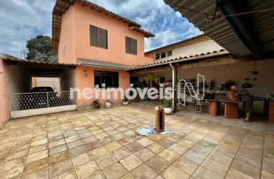 Casa espaçosa à venda no bairro joão pinheiro – localização privilegiada!