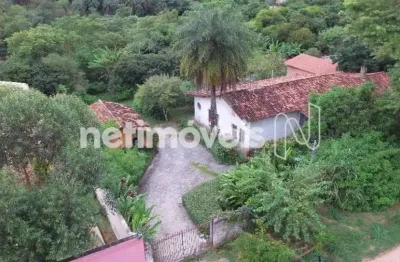 Terreno com casas antigas, leve declive e oportunidade para investidores.