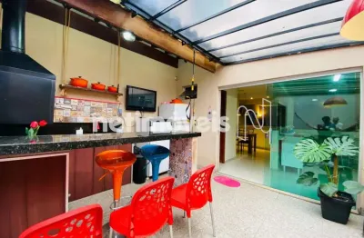 100% reformada, individual, espaço gourmet, hidro, projeto luminotécnico, ar condicionado. 02 vagas.