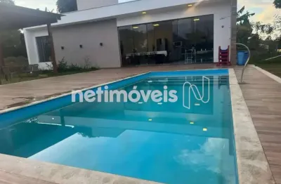 Casa ampla, com lazer completo e vista para a mata em condomínio seguro e exclusivo.