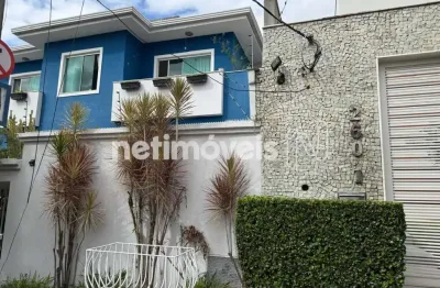 Casa com 4 quartos e 3 banheiros em uma das melhores ruas do castelo .