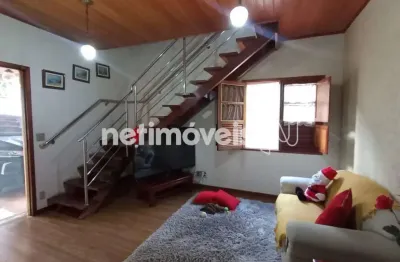 Casa Imponente com Área de Lazer Completa e 5 Vagas de Garagem