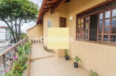 Casa 4 quartos, lote de 400m, barracão de fundos, 4 vagas, 2 suítes, quintal.