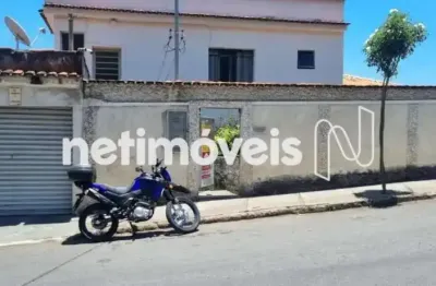 Casa antiga com duas habitações independentes em rua tranquila em bairro tradicional.