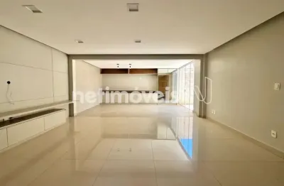 Prédio Imponente, com guarita, sob pilotis, jardins e elevador, 100% revestido!