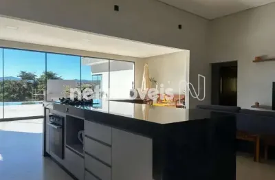 Casa ampla em complexo residencial em condomínio consolidado, próximo à Belo Horizonte.