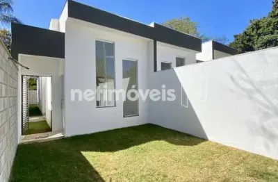 Casa geminada plana 3 quartos com suítes e quintal 150m²; à venda Chácaras Cachoeira