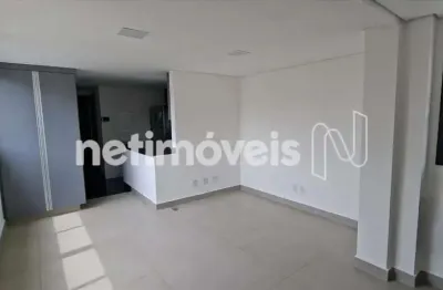 Apartamento de 1 quarto, elevador privativo, armários, ar, todos eletrodomésticos e vaga livre.