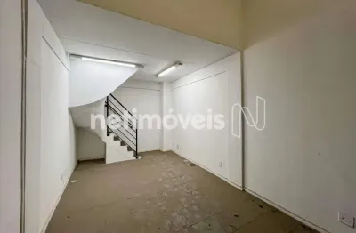 Loja Comercial com 2 Pavimentos e Fachada em Vidro &ndash; Localização Estratégica