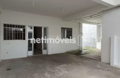 Casa Espaçosa para locação no Concórdia, BH | 4 Vagas e Lazer!