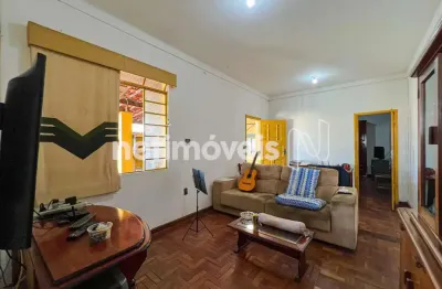 Casa com 2 quartos para alugar na Rua Célia de Sousa, Sagrada Família, Belo Horizonte