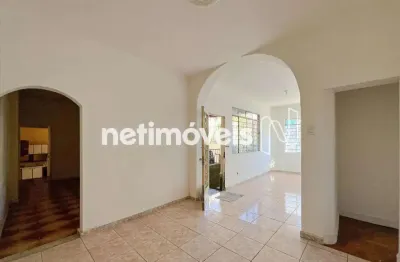 Casa comercial com 260 m²;, com amplos ambientes, cozinha, banho, duas edículas e uma vaga coberta.