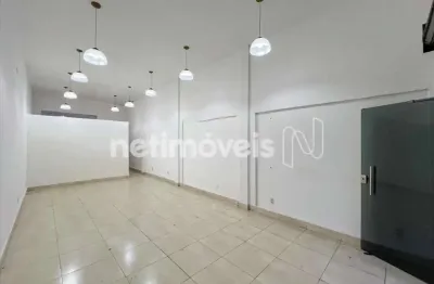 Loja comercial com fachada revestida e excelente localização