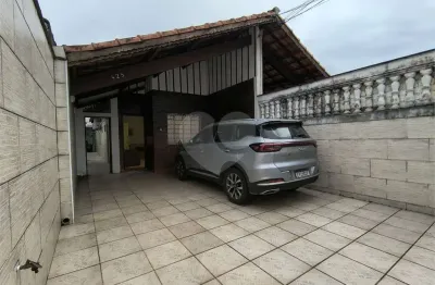Casa com 2 quartos à venda na Rua Venezuela, 417, Guilhermina, Praia Grande
