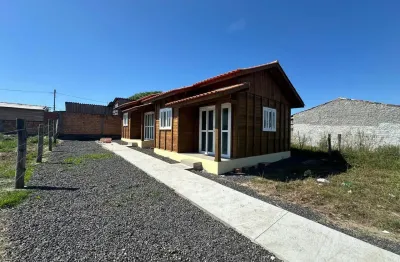 Duas casas novas de madeira, excelente acabamento em capão novo.