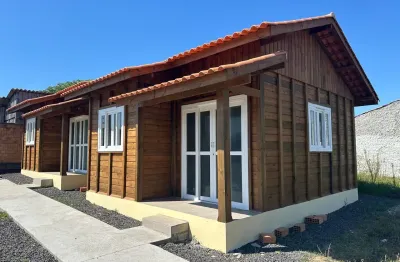 Duas casas novas de madeira, excelente acabamento em capão novo.