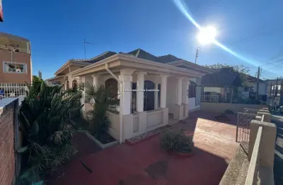 Casa com 3 quartos para alugar na benjamin constant, 46, centro, caçador por r$ 3.100