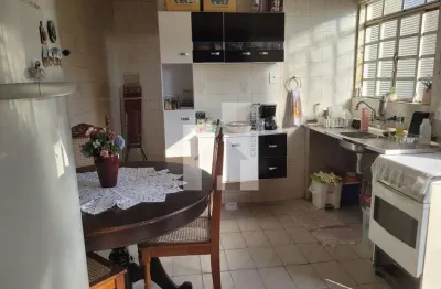 Casa à venda, 324m² de terreno - 243m² de área construída, sendo 2 casas + 2 cômodos em dois andare