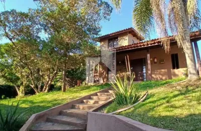 Belíssima casa à venda em condomínio - 3 dormitórios sendo 1 suíte, área de lazer com piscina, chur