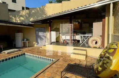 Belíssima casa à venda com 3 dormitórios sendo 1 suíte, quintal com espaço gourmet e piscina, jardi