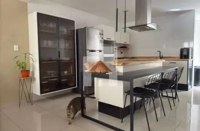 Elegante casa à venda com 3 dormitórios (1 suíte com hidromassagem), 135m² - quintal com churrasque