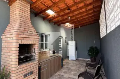 Excelente casa térrea 84m² com 3 dormitórios sendo 1 suíte, área gourmet com churrasqueira,  à vend