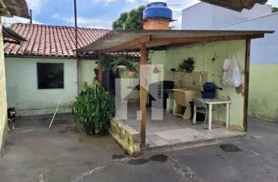 Imóvel com 2 casas no mesmo terreno de 250m², 3 quartos frente e 2 quartos fundos, garagem para 3 c