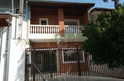 Casa assobradada com 3 quartos sendo 1 suíte com hidromassagem, 2 vagas.