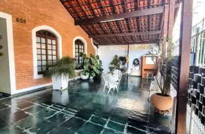 Casa à venda 3 quartos, 1 suíte, 199m², edícula, 3 vagas, em lote inteiro