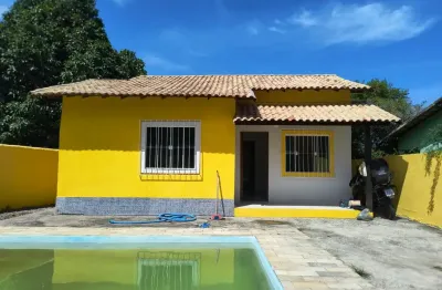 Casa com dois quartos, sendo uma suíte, em terreno de 240m2, com piscina e quintal