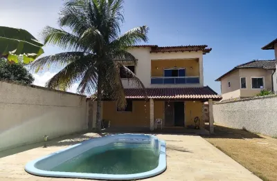 Casa com dois pavimentos, piscina, quatro quartos em itaipuaçu