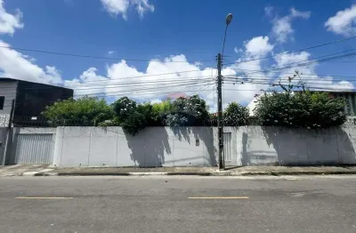 Casa plana com terreno de 888 m², 4 quartos(2 suítes), jardim, piscina, 8 vagas