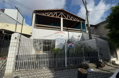 Casa à venda na Rua Assunção / Localização estratégica em Fortaleza + 10 Kitnets Independentes