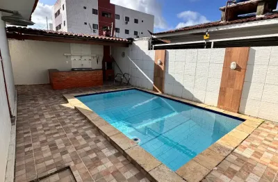 Cristo redentor - #joãopessoa #paraiba . linda casa  para vender com ampla sala, 3 quartos, piscina com espaço gourmet e armários projetados.