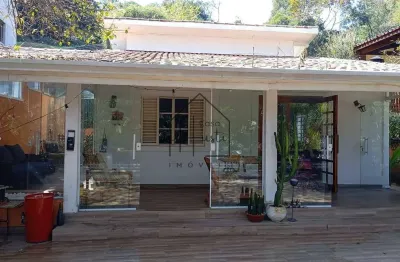 Casa isolada com piscina climatizada, vista para o lago, disponível para venda, com 2 dorms. sendo