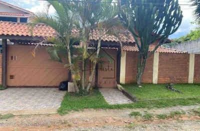 Alugue casa com piscina, 3 dormitórios sendo 1 suíte, churrasqueira em condomínio fechado – cotia/s