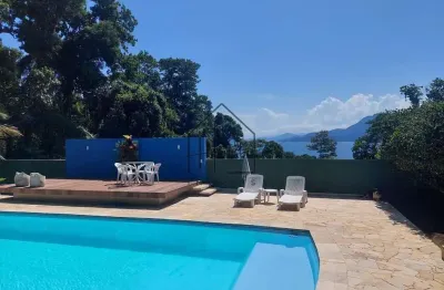 Ilhabela. residência, lazer, ou investimento. terreno com 3 casas independentes, com vista para o m