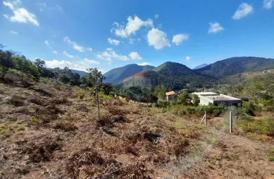 Terreno privilegiado com vista livre para as montanhas.