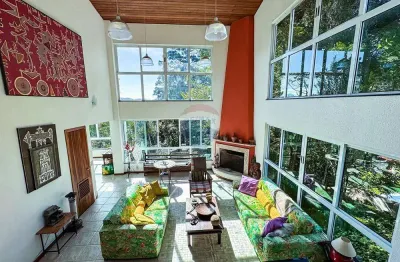 Casa com vista deslumbrante para o dedo de deus e lago comary – carlos guinle, teresópolis/rj