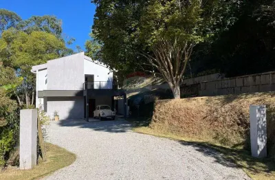 Refúgio moderno no paraíso verde – casa com 3 suítes, lago privativo e 3.200m² de natureza no parque do imbuí, teresópolis