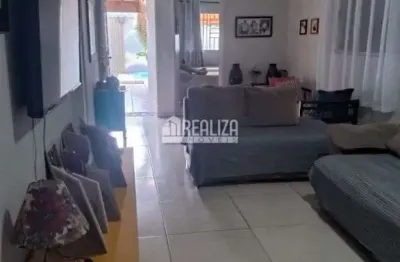 Vende-se casa com 3 quartos e piscina no bairro beija-flor ii, em uberaba