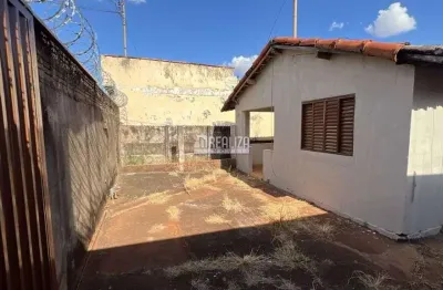 Casa a venda no bairro vila militar, uberaba - 2 dormitorios e amplo quintal!