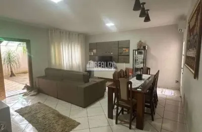 Casa com 3 quartos à venda no Jardim Nenê Gomes, Uberaba 