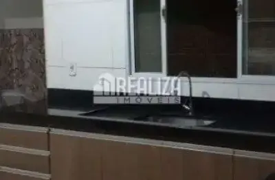 Casa a venda no bairro jardim elza amui iv, em uberaba - 3 quartos, churrasqueira e moveis planejados