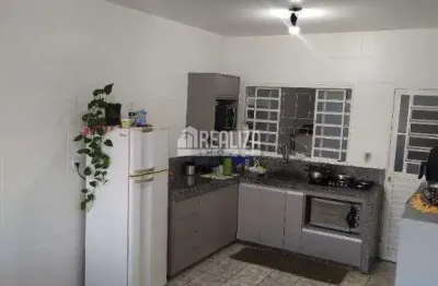 Casa a venda no bairro conjunto costa telles i, uberaba - 3 quartos e 4 vagas de garagem!